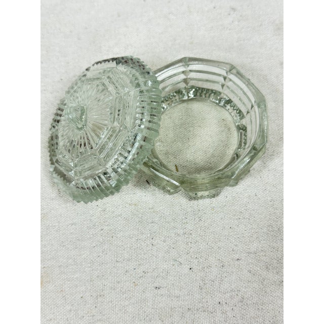 Vintage L.E. Smith pressed glass trinket box. This is a pre-owned item so please see all pictures and ask any questions.