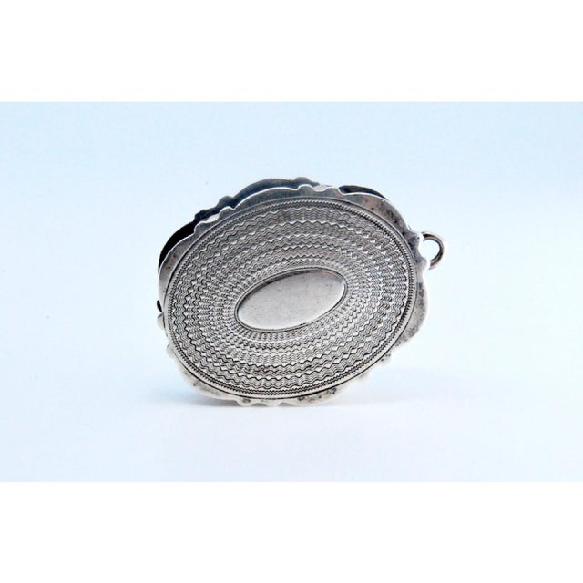 Edward VII Oval Silver and Gold Vinaigrette Box with Engravings For Sale - Image 9 of 10