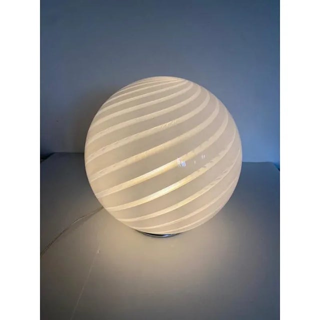 Spectacular transparent and white sphere in Murano glass. Table lamp in 70s design, fruit of very hight italian...