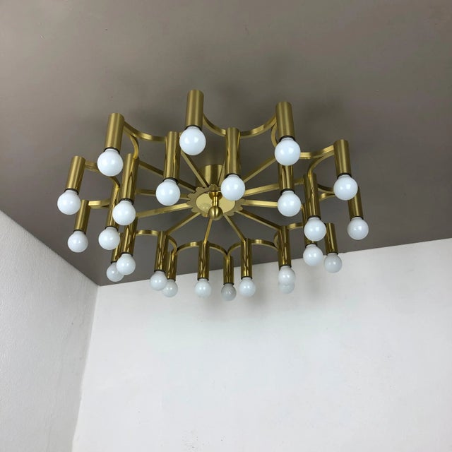 Gigantic Brass 24 Bulb Flush Mount Ceiling Light in the style of Stilnovo, Italy, 1960s For Sale - Image 6 of 18