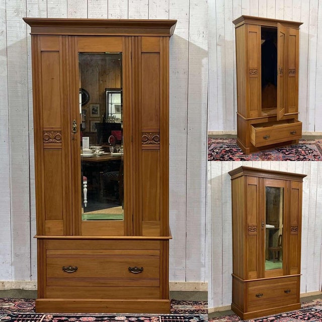 Early 20th century English walnut wardrobe - H=2m02, D=48cm, W=97cm - Can be disassembled into 3 parts.