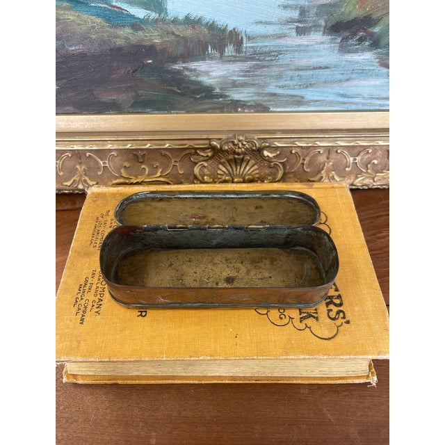 19th Century Possibly Dutch Brass and Copper Toned Snuff Box With Figural Tavern Scene and "T Is Niet Anders" Inscription. For Sale - Image 9 of 10