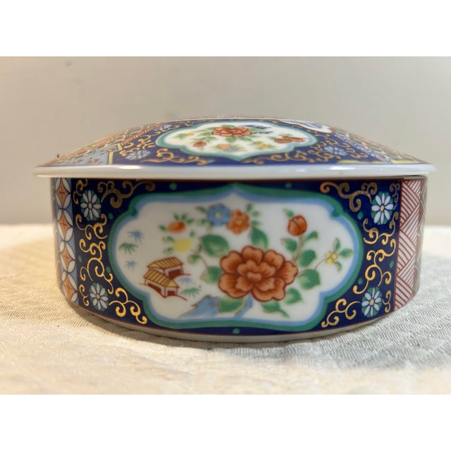 Vintage Chinese Rose Medallion Round Porcelain Trinket Box For Sale - Image 4 of 9