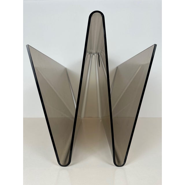 Vintage newspaper holder made of smoked acrylic glass. In good condition. Height: 34 cm. Width: 40 cm. Depth: 27 cm....