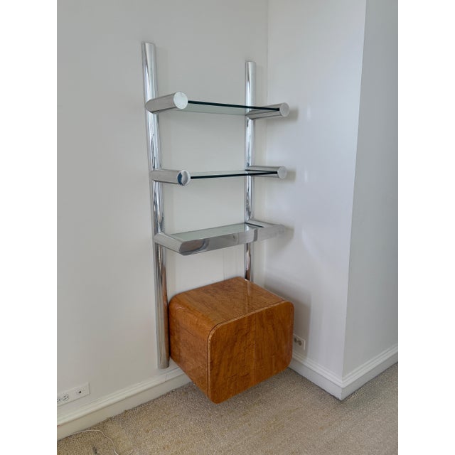 Janet Schweitzer's "Obra" system produced by Pace is an innovative and elegant design. Combining aluminum uprights, glass...