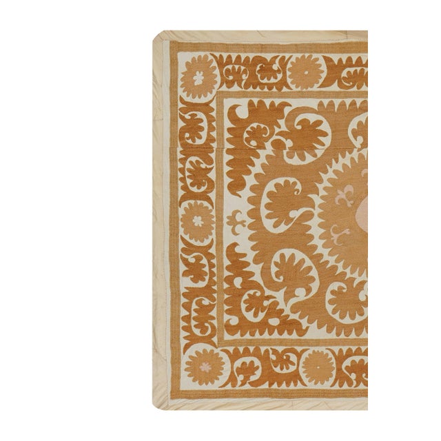 1960s Suzani Pattern Beige & Terracotta Textile – Boho Embroidered Table Decor 3'6'' X 4'2'' For Sale - Image 5 of 10