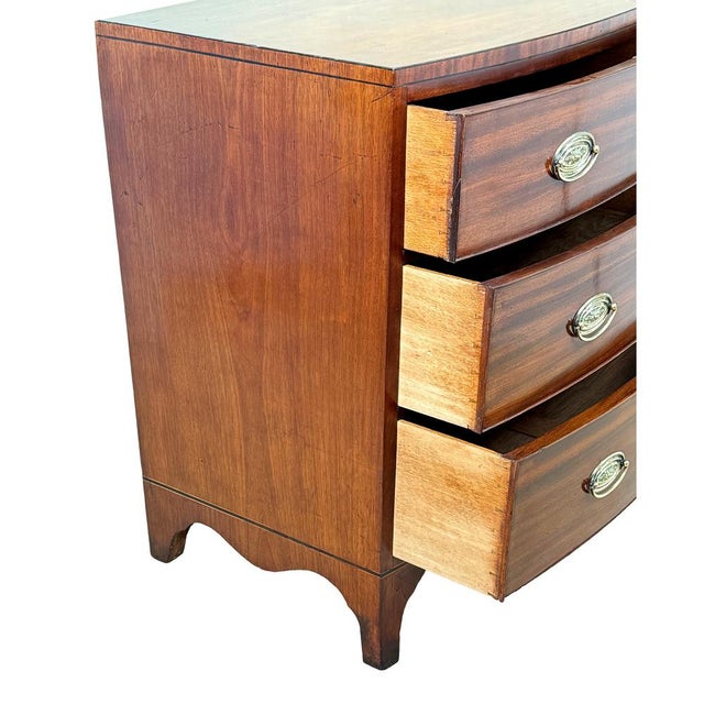 George III Bowfront Mahogany Chest of Drawers, 1790 For Sale - Image 6 of 12