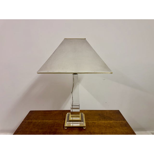 1970s acrylic glass and brass table lamp in the style of Sandro Petti. Featuring a sculptural tapered acrylic glass column...