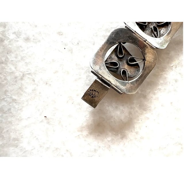 Art Deco Vintage Aztec Carved Green Onyx and Sterling Silver Wrap Bracelet - Stamped For Sale - Image 3 of 8