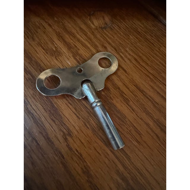 Charming vintage mahogany chiming mantle clock. Beautiful chimes on the hour, 1/4 hour and 1/2 hour. 2 different chimes. 7...