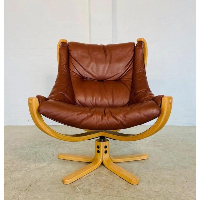 A striking Danish Mid-Century Modern swivel lounge chair designed by Svend Skipper and produced by Skippers Furniture in...