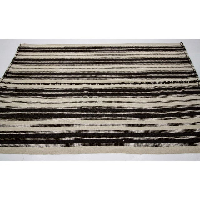 Contemporary 1960s Vintage Striped Turkish Kilim Rug- 4′5″ × 6′10″ For Sale - Image 3 of 7