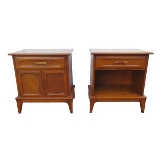 Mid Century Modern Side End Tables Nightstands a Pair 6222 For Sale