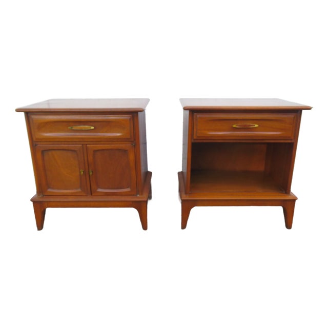 Mid Century Modern Side End Tables Nightstands a Pair 6222 For Sale