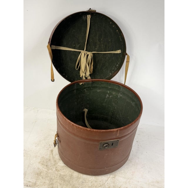 Antique Hat Box in Lined Cardboard and Leather, 1890s For Sale - Image 4 of 17