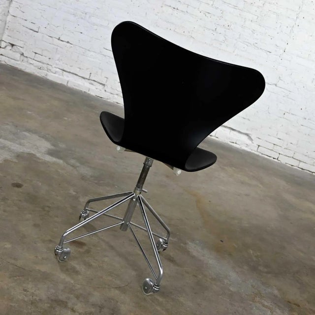 Scandinavian Modern Arne Jacobsen Series 7 Black & Chrome Office Chair by Fritz Hansen For Sale - Image 6 of 13
