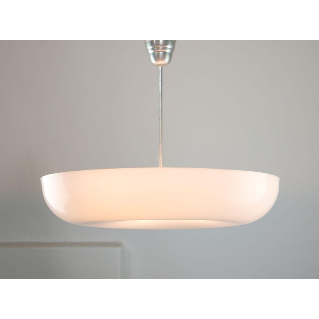 Takes 3x e27 light bulb (not included). A standard e26 american/canadian size also fits (tested). Works with 220v as well...