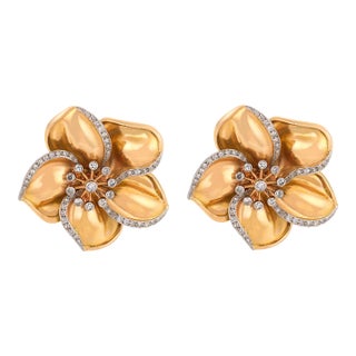 1940s Pair of Retro Diamond 18k Yellow Gold Flower Brooch Pair For Sale