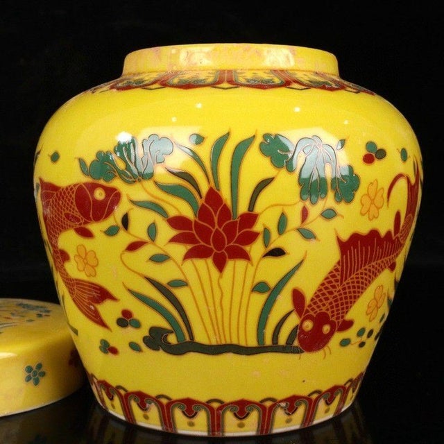 1970s 1970s Yellow Ground Doucai "Fish & Algae" Small Ginger Jar With Lid For Sale - Image 5 of 9