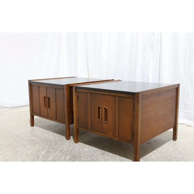 Founders Furniture Company Mid-Century Modern Walnut Nightstands by Jack Cartwright for Founders - A Pair For Sale - Image 4 of 11