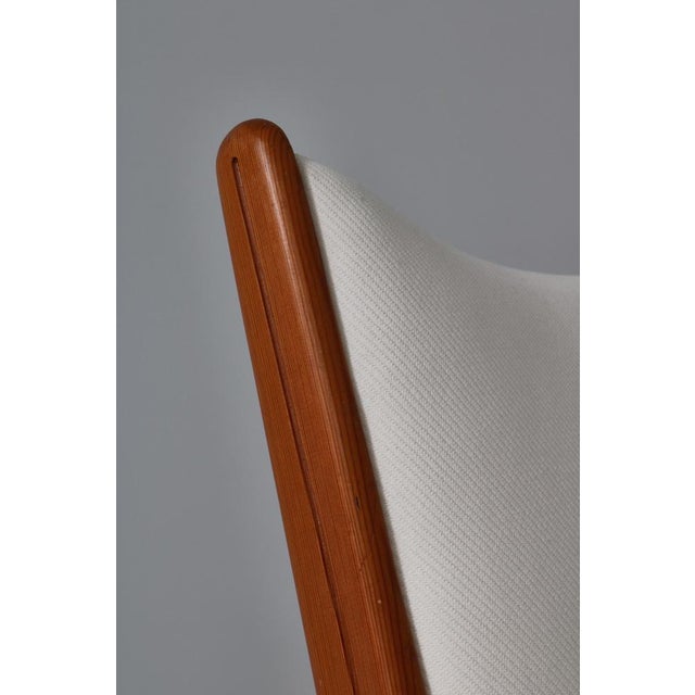 Swedish Cabinetmaker Sofa in Pinewood & White Vägen Linen for Svenskt Tenn, 1940s For Sale - Image 9 of 18