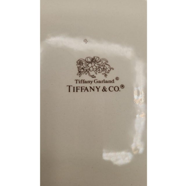1990s Tiffany & Co Garland Christmas Dinner Plate 10.5” Cream Holiday Discontinued For Sale - Image 10 of 12