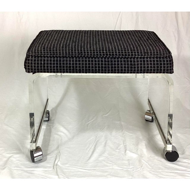 1970s Mid-Century Modernist Waterfall Lucite Stool With Chrome Trim and Wheels For Sale - Image 4 of 9
