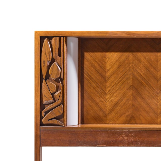 United Furniture Corporation United Tiki Brutalist Mid Century Walnut Queen Headboard For Sale - Image 4 of 5