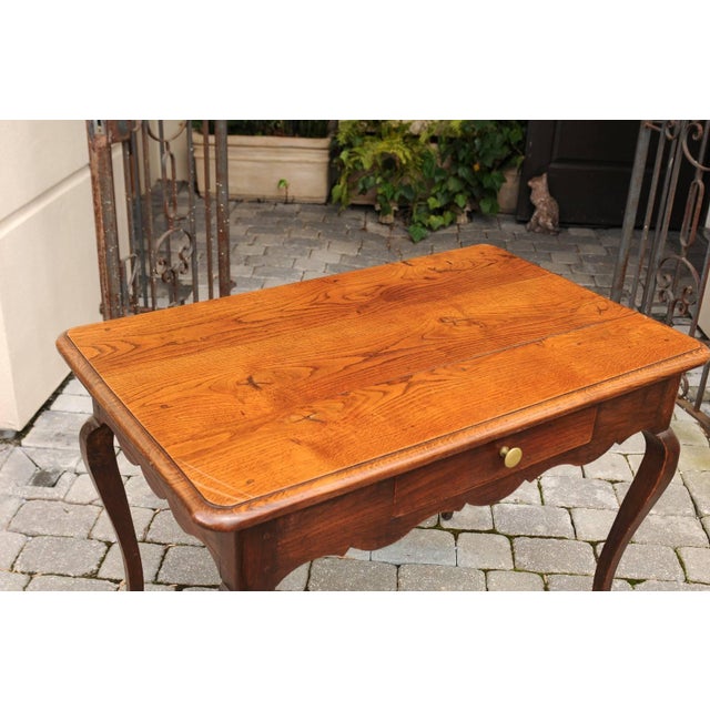 French, 1820s Louis XV Style Oak Side Table with Single Drawer and Cabriole Legs For Sale - Image 9 of 10