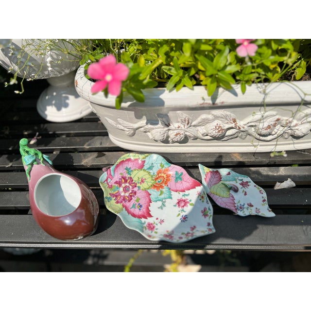 1990s 1990s Mottahedeh Eggplant Tureen – Complete 3-Piece Set, Rockefeller Collection For Sale - Image 5 of 8