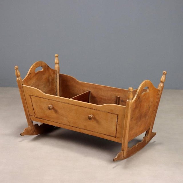 Brown Italian Cradle in Fruitwood and Maple For Sale - Image 8 of 8
