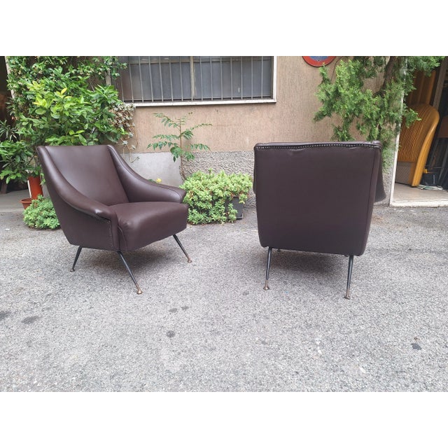 Armchairs in Dark Brown Eco-Leather, Iron Legs and Brass Finish by Gigi Radice for Minotti, 1950s, Set of 2 For Sale - Image 4 of 8