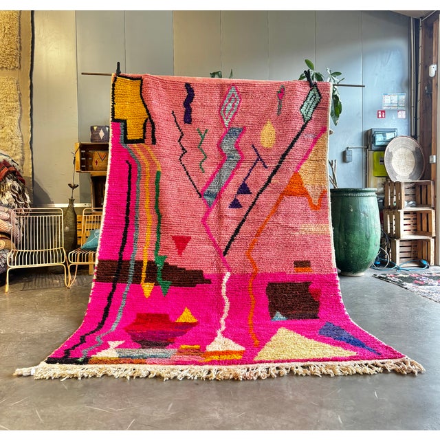 This expressive Moroccan Boujad rug is a handwoven piece crafted from natural sheep wool, distinguished by its bold...