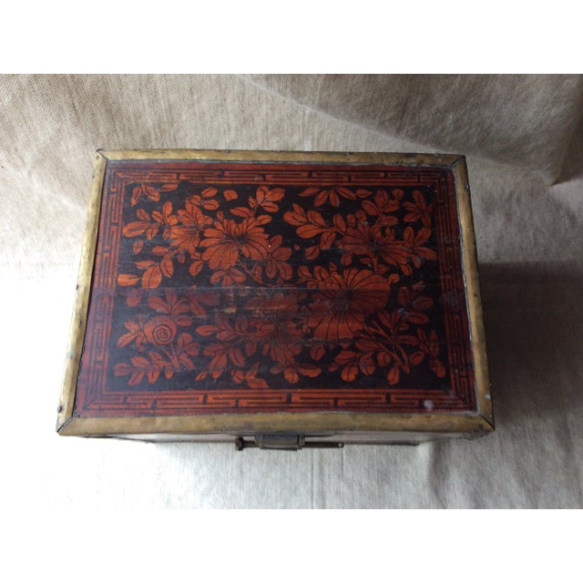 Antique Chinese Export Yew Wood & Brass Tea Caddy, Hand-Painted, Late Qing Dynasty, Circa 1880 For Sale - Image 4 of 12