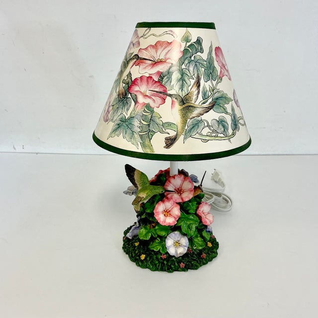 1980s Vintage English Garden Chippendale Hummingbird Petite Table Lamp For Sale - Image 13 of 18