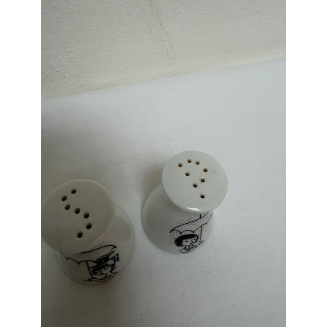 Rosenthal Salt and Pepper Shakers by Raymond Peynet for Rosenthal, 1960s, Set of 2 For Sale - Image 4 of 7