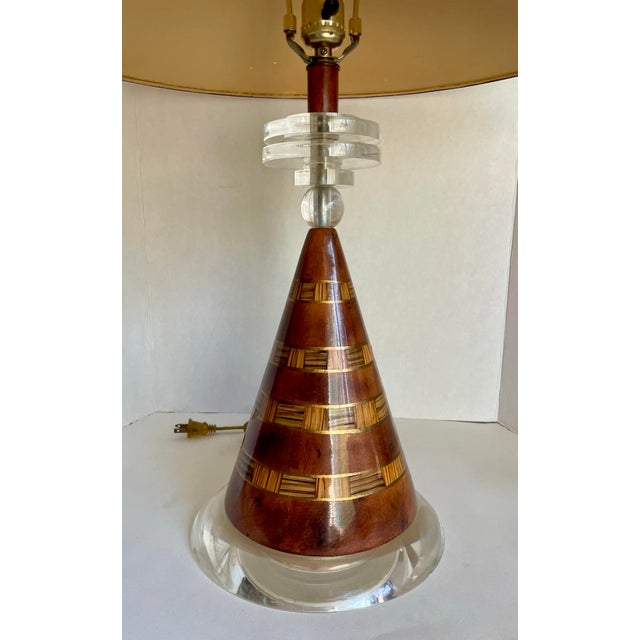 Pair of Vintage Leeazanne Postmodern Faux Burl & Lucite Table Lamps With Original Shades For Sale - Image 11 of 17