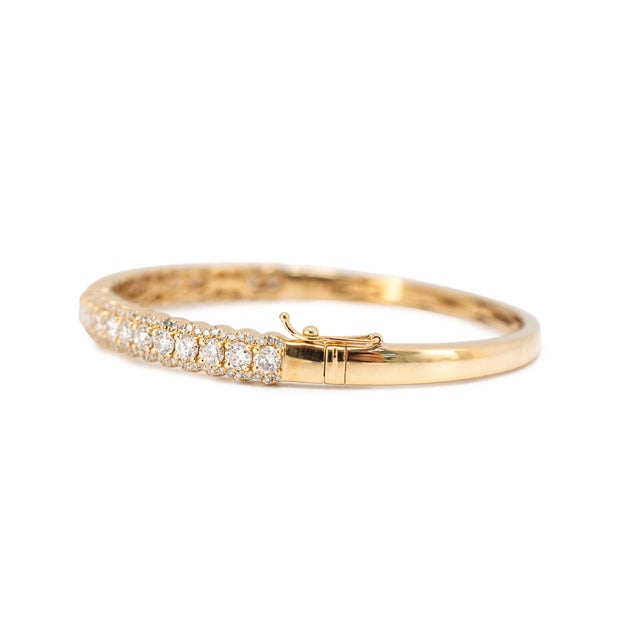 Modern 18k Yellow Gold 2.95ct Scalloped Edge Pave Set Three Row Diamond Bangle Bracelet For Sale - Image 3 of 8