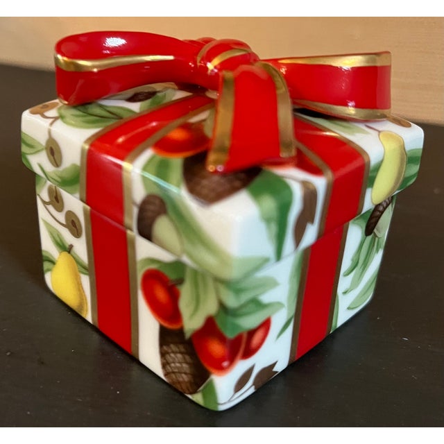 1990s Tiffany & Co. "Tiffany Holiday" Porcelain Gift Box Trinket Box For Sale - Image 9 of 12