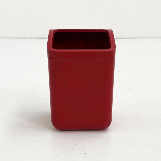 Green Model 4670 Waste Paper Bin by Gino Colombini for Kartell, 1970s, in Good conditions. Designed 1970 to 1979 This...