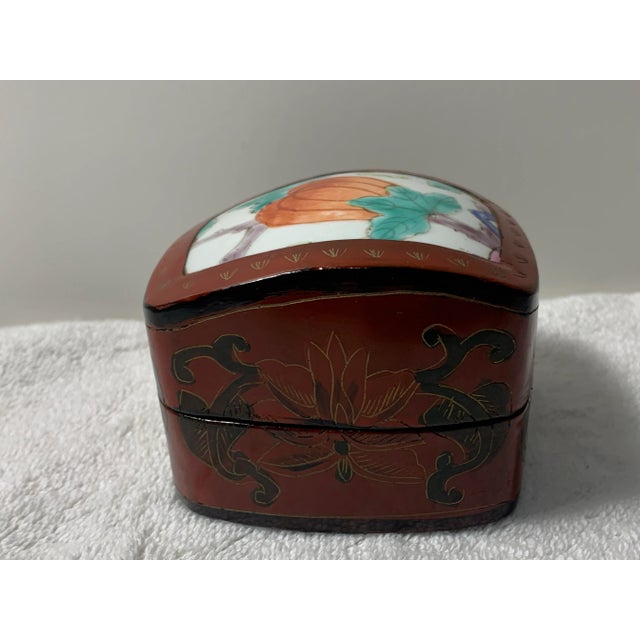 Early 20th-Century Chinese Chinoiserie Lacquerware Box in "Cinnabar Red" With Pumpkin Porcelain Inlay For Sale In Charlotte - Image 6 of 10