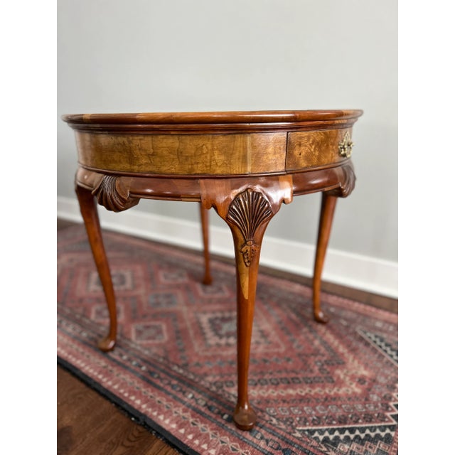 Brown Vintage Baker Furniture Queen Anne Burl Walnut Round Accent Table | Georgian Style Carved Shell Side Table With Drawer For Sale - Image 8 of 12