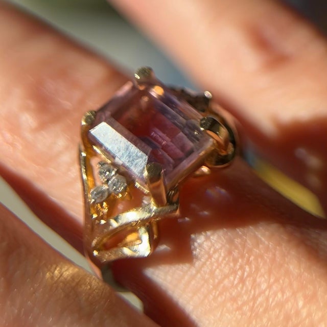 1980s Bi-Color Ametrine & Diamond Cocktail Ring in 14k Yellow Gold – 3.22ct Size 5 For Sale - Image 4 of 8