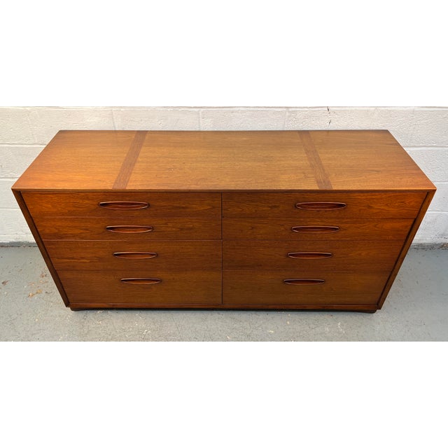 Mid 20th Century Henredon Circa 60' Mid-Century Walnut Six Drawer Lowboy Dresser For Sale - Image 5 of 18