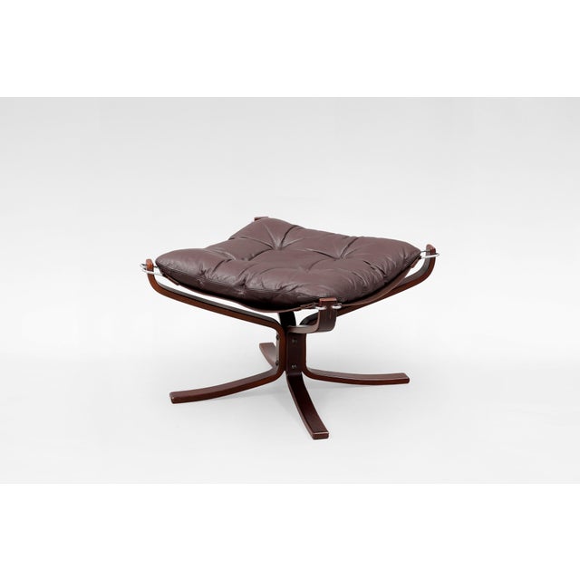 Vatne Møbler Set of Vintage Falcon Chairs and Ottoman in Brown Leather and Plywood by Sigurd Ressell for Vatne Møbler, 1970s For Sale - Image 4 of 7