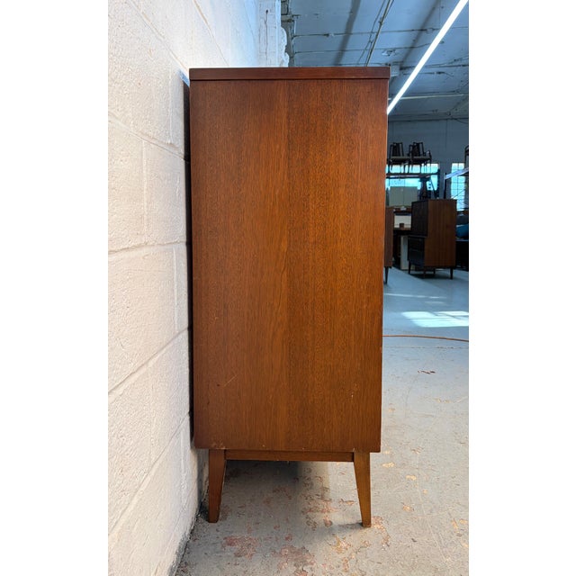 Mid 20th Century Modern Walnut Four-Drawer Chest by Bassett Furniture For Sale In New York - Image 6 of 18