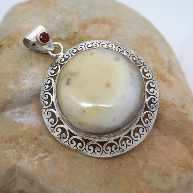 Rustic Vintage Lemon Agate Set in Sterling Silver Pendant For Sale - Image 3 of 7
