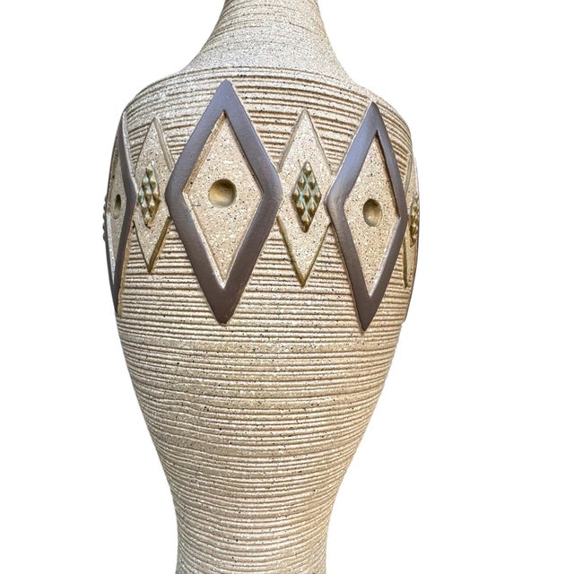 Beige Vintage Mid Century Modern Chalkware Lamp Pair — Neutral Ribbed Texture For Sale - Image 8 of 11