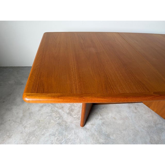 1970s Mid-Century Danish Modern Ansager Møbler Teak Expandable Dining Table With Two Leaves For Sale - Image 14 of 15