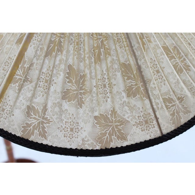 1940s Art Deco Swedish Grace Floor Lamp in Birch and Brass with Original Shade from the 1940s by Paavo Tynell For Sale - Image 5 of 10